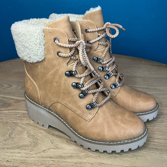 New! DV by Dolce Vita Women’s Russit Sherpa Wedge Tan Ankle Boot Women’s Size 8 - Picture 1 of 11